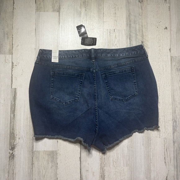 NWT Torrid Embroidered Floral Jean Shorts Size 20 - Picture 5 of 5